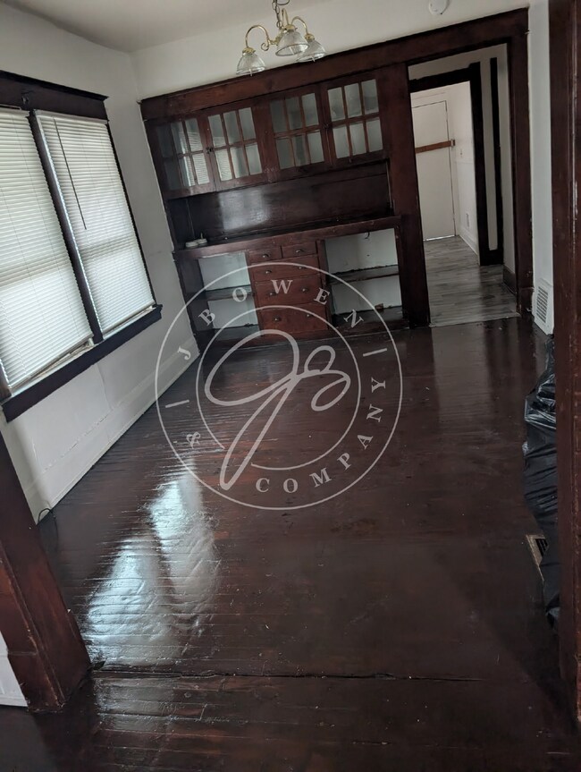 Building Photo - Spacious upper duplex with individual entr...