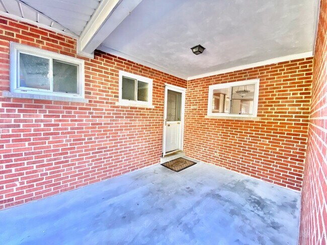 Foto del edificio - Spacious Mid Century Ranch with Finished B...