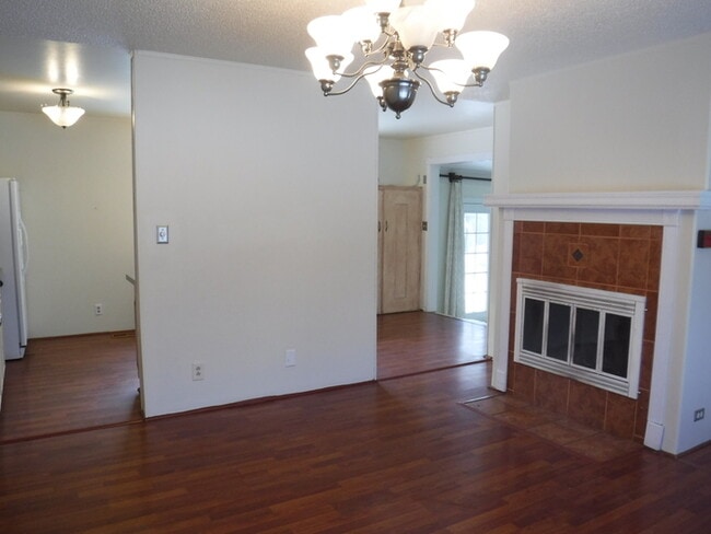Building Photo - 556 Montana Ave