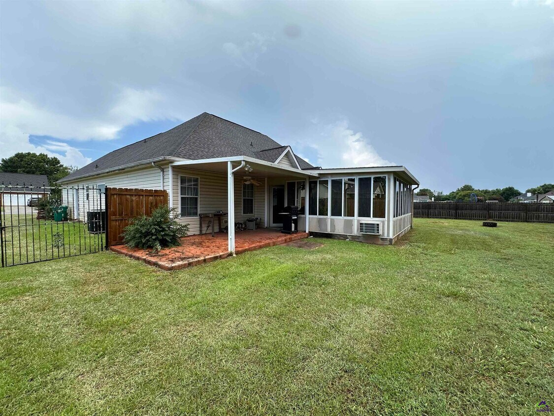 Building Photo - 225 Autumn Woods Dr