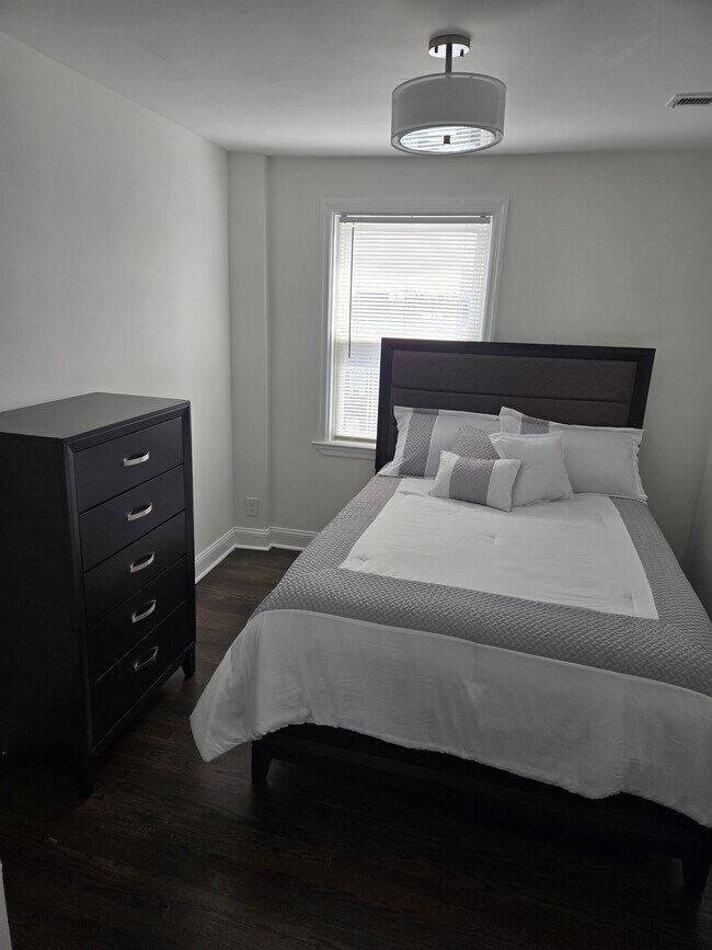 Habitación C: Tercer dormitorio, un dormitorio más pequeño en la planta superior - 925 dólares al mes. - 1511 Woodbourne Ave