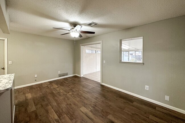 Building Photo - Cozy 3 Bed 2 Bath!