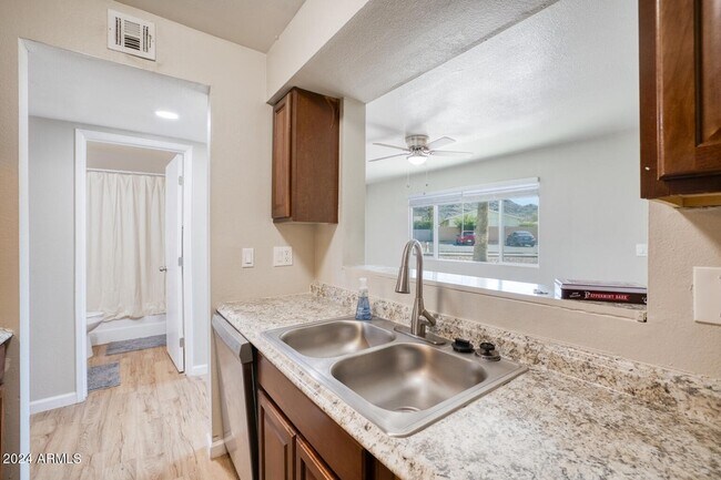 Foto del edificio - 1346 E Mountain View Rd