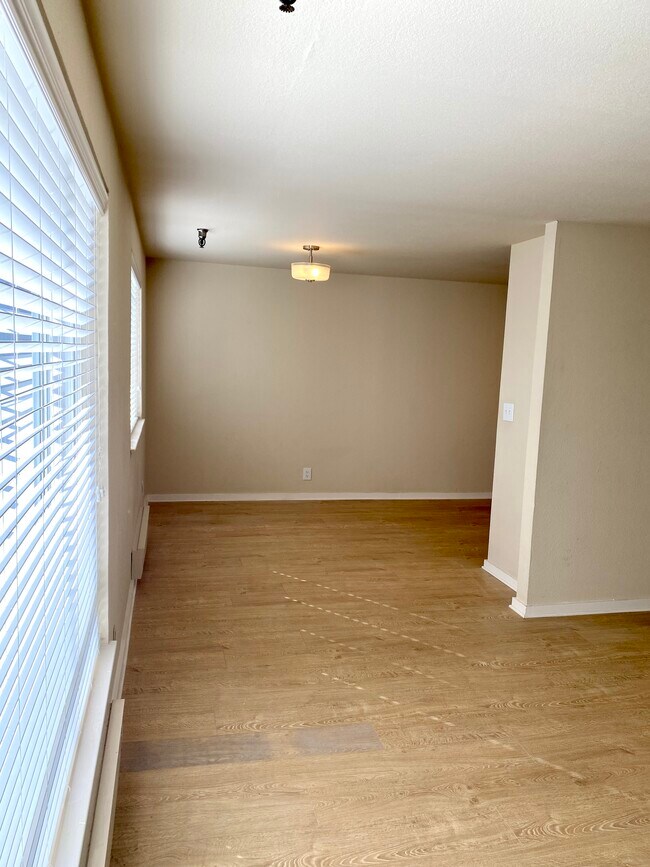 Building Photo - 677 Valencia St