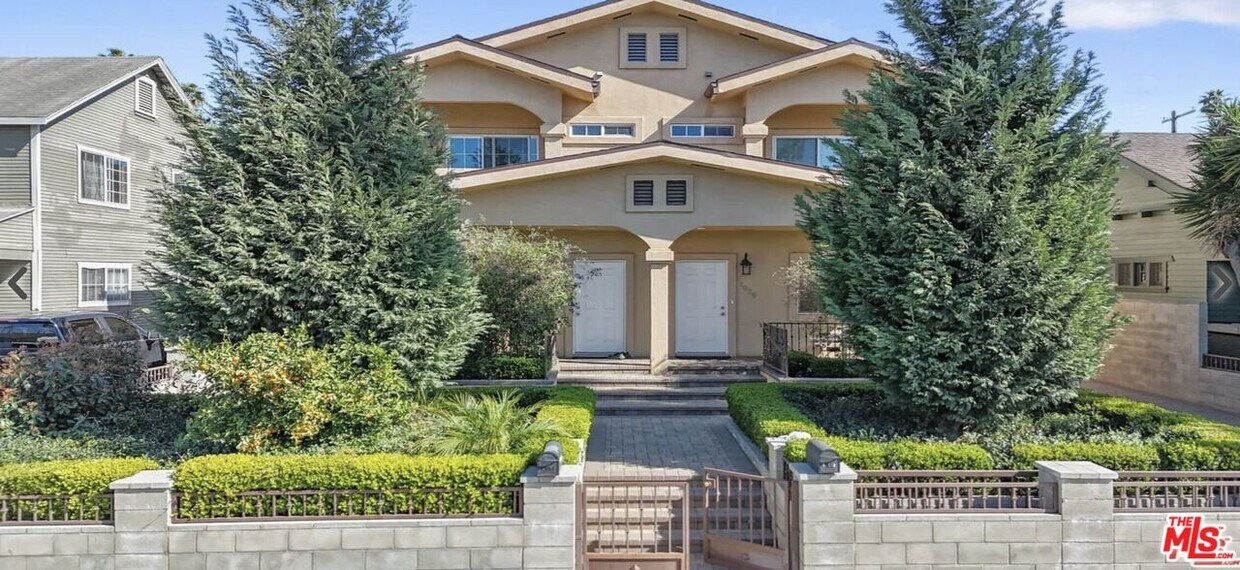 Foto principal - 2020 Hillcrest Dr