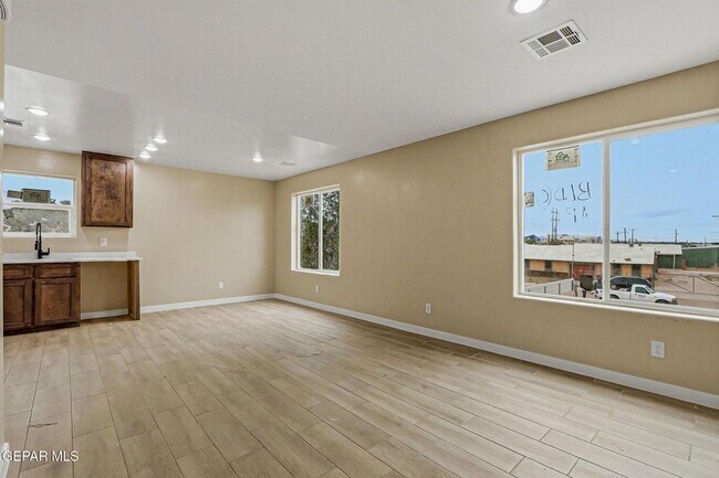 Foto del edificio - 6002 1/2 Pam McCall Drive Unit 6