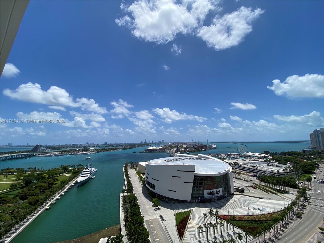 Primary Photo - 888 Biscayne Blvd