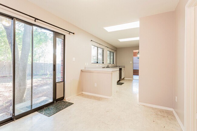 Foto del edificio - Spacious 4BD/2.5BA Two-Story Home with Lar...