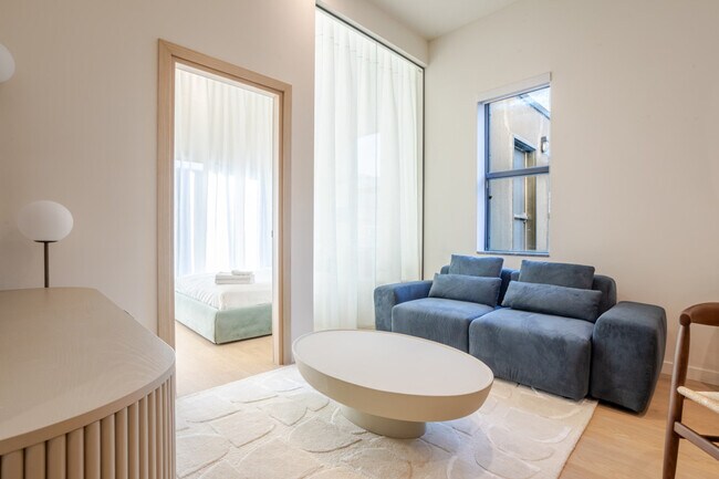 Building Photo - 2140 Rue de la Montagne