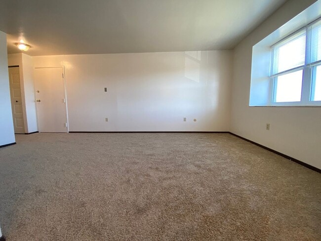 Building Photo - Awesome Two Bedroom at Bellwood Manor - Di...