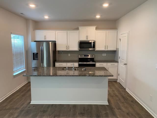 Foto del edificio - 4410 Marthas Vlg Ln