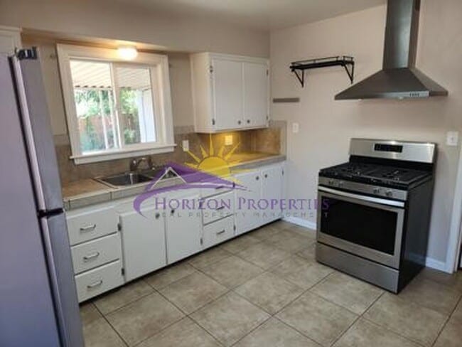 Building Photo - 4570 Orinda Way