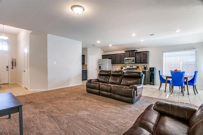 Building Photo - 4 bedroom, 2 bathroom home with a covered ...