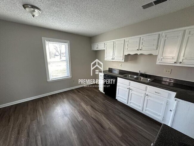 Foto del edificio - 5936 Blackrock - Available Now!