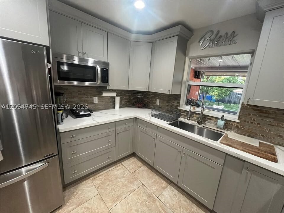 Foto del edificio - 3421 SW 12th Pl