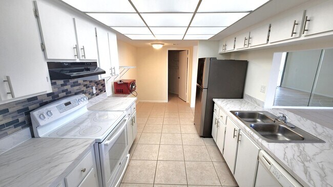 Building Photo - 450 Egret Cir