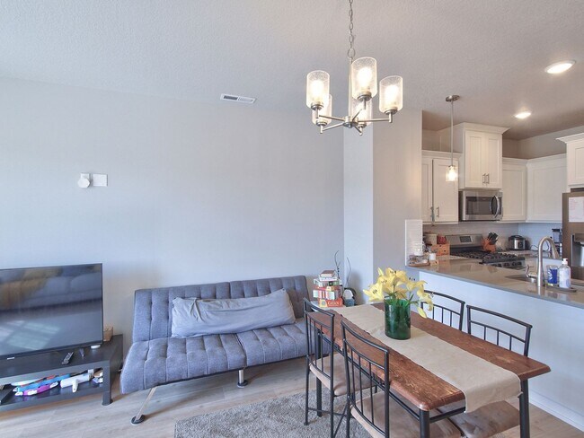Building Photo - Like New Reed's Crossing Townhouse! Available Now!!