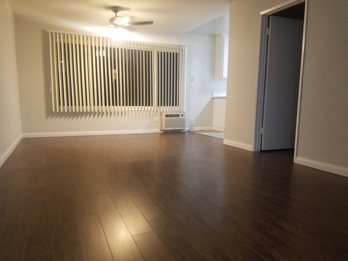 Livingroom - 13907 Vanowen St
