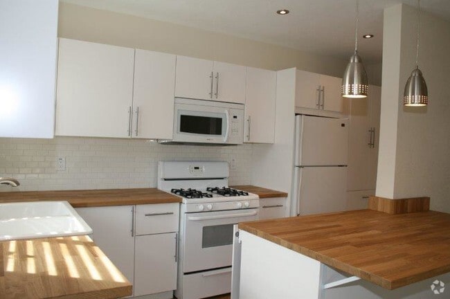 Building Photo - 2527 Elm Ave
