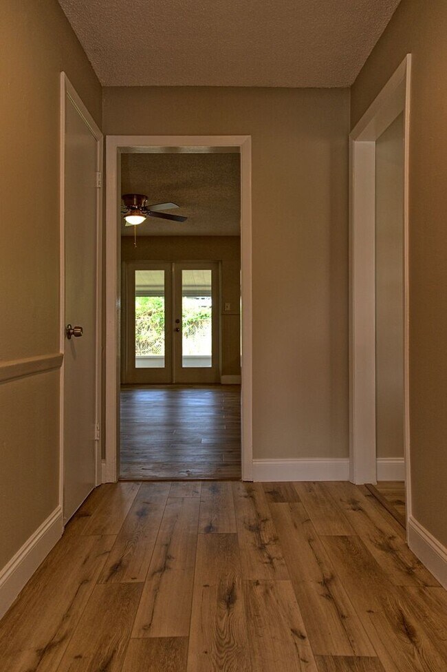 Foto del edificio - 4 bedroom 2 bath  single-family home in Co...