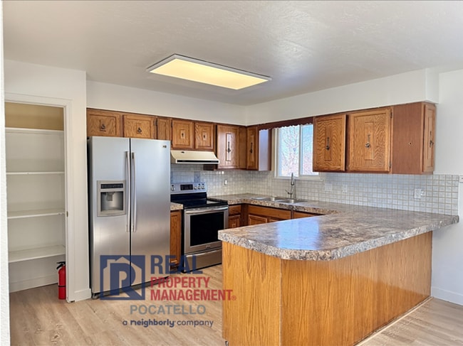 Building Photo - 4 bed 3 bath house - 2 car garage - RV parking