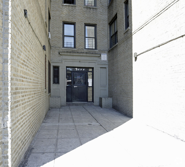 Building Photo - 1365 Findlay Ave