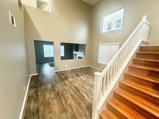 Building Photo - Gorgeous 4 Bed 3 Bath in Anaheim!