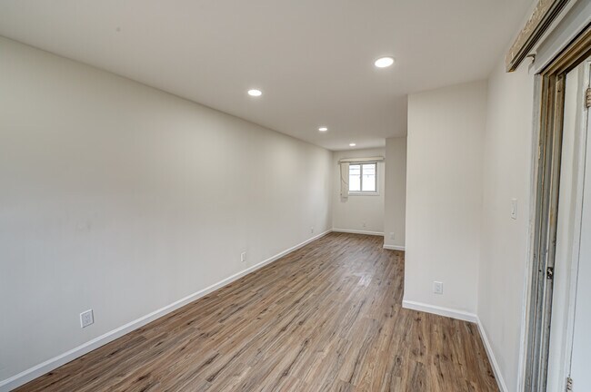 Building Photo - 10 Gerhard Rd