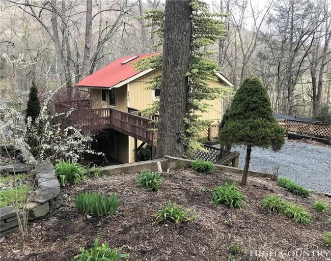 Side of house - 270 River Road 2