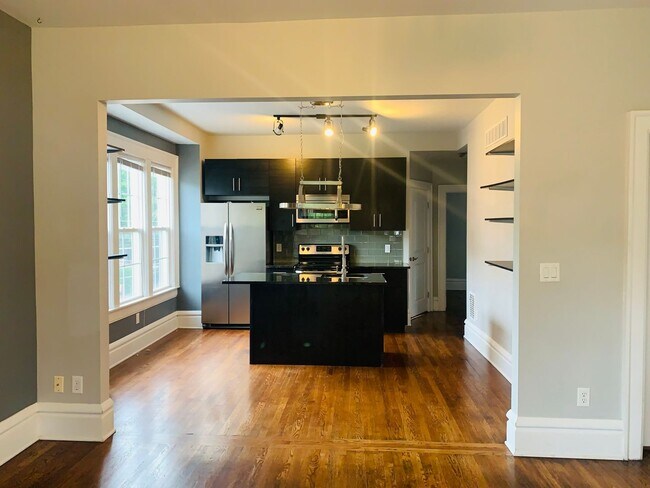 Foto del edificio - 3 bedroom 1.5 bath one block from Franklin Conservatory