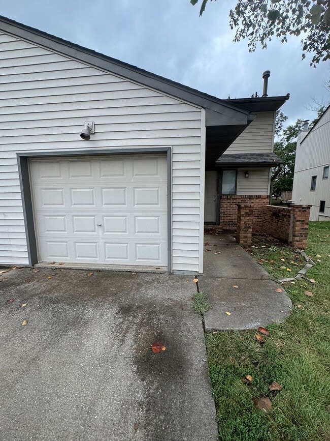 Building Photo - 431 Foxfire Dr