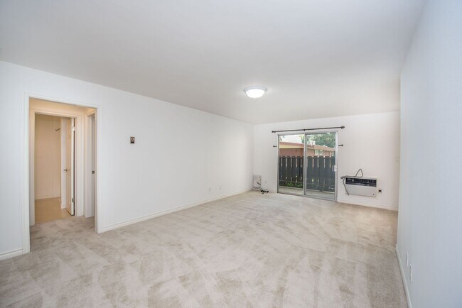 Foto del edificio - Remodeled Seal Beach Condo