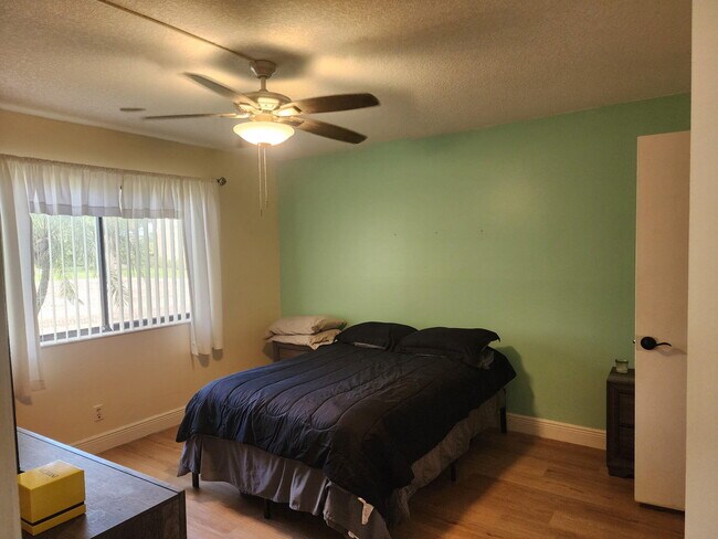 Foto del edificio - 4820 Lucerne Lakes Blvd W