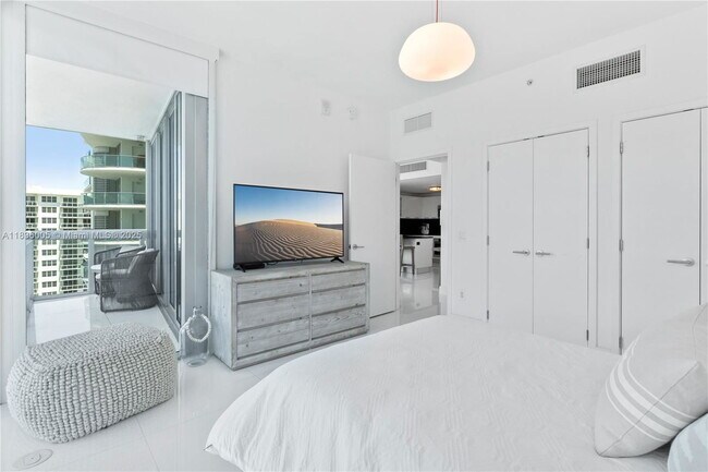 Foto del edificio - 6899 Collins Ave