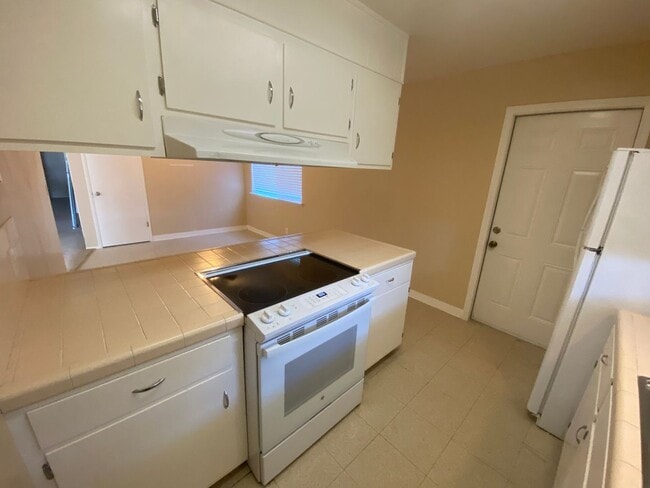 Building Photo - 3 bedroom 2 bath and Move in Ready in Lemo...