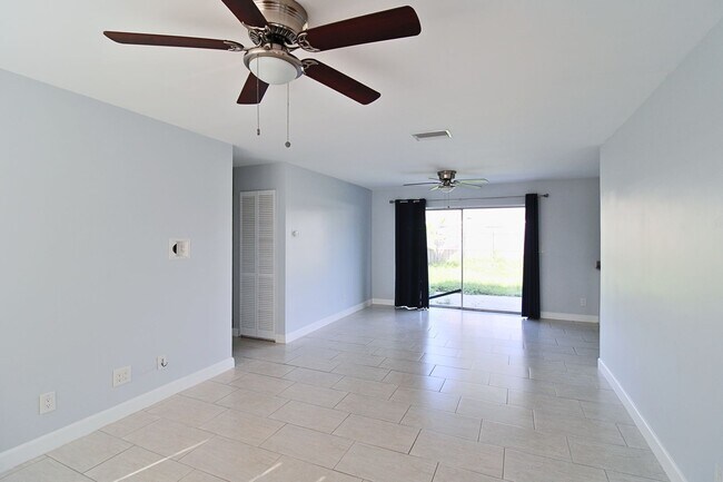 Foto del edificio - 3-Bed, 2-Bath Home with Spacious Fenced Yard in Pinellas Park!