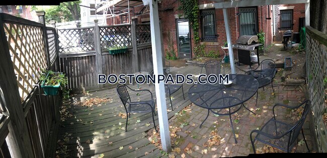 Building Photo - 462 Park Dr