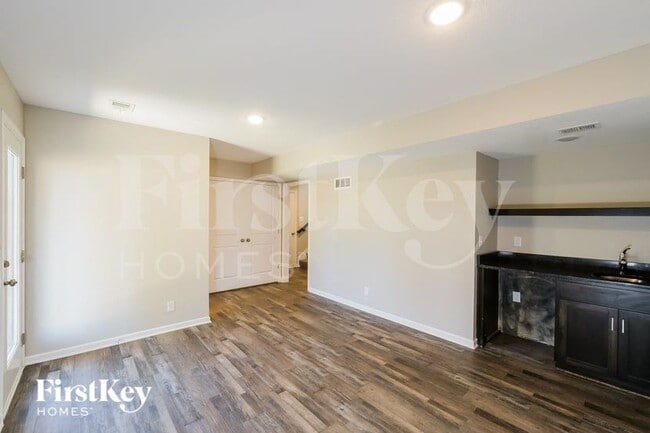 Building Photo - 811 S Sunset Ln