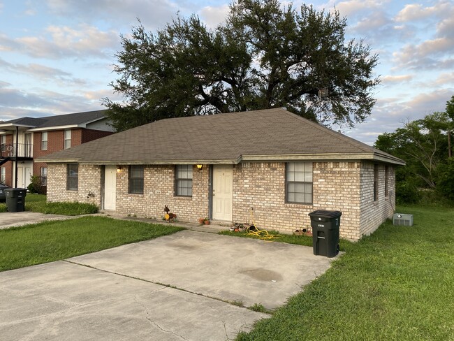 Building Photo - 1504 Benttree Dr