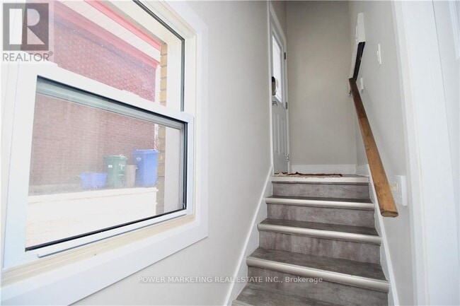 Building Photo - 89 Carillon St