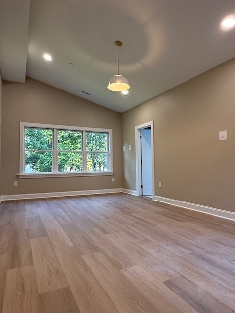 Habitación principal en suite con vista a un tranquilo patio trasero. - 218 Elizabeth Ave