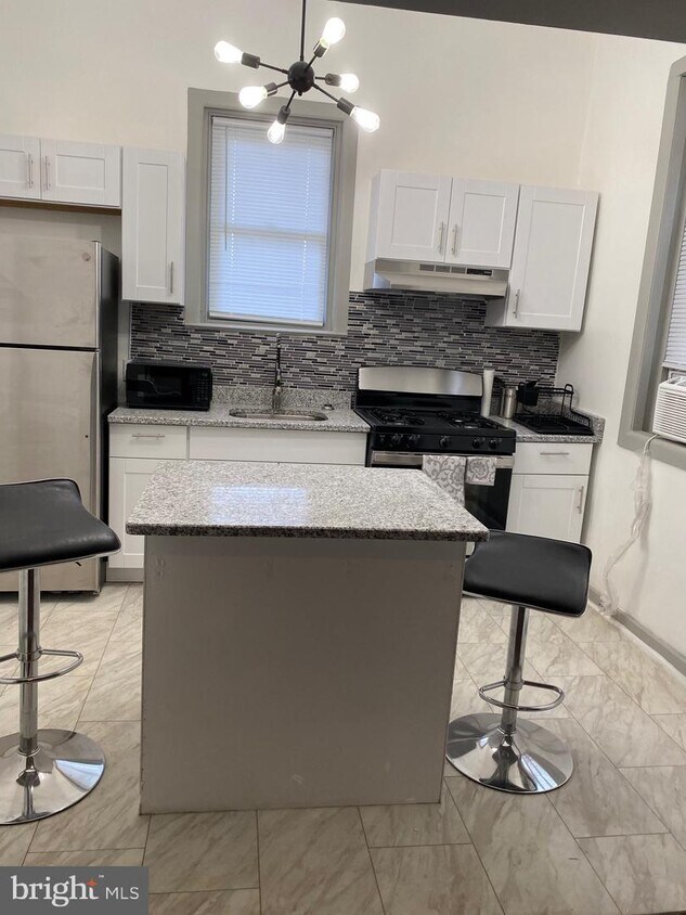 Foto principal - 5035 Torresdale Ave
