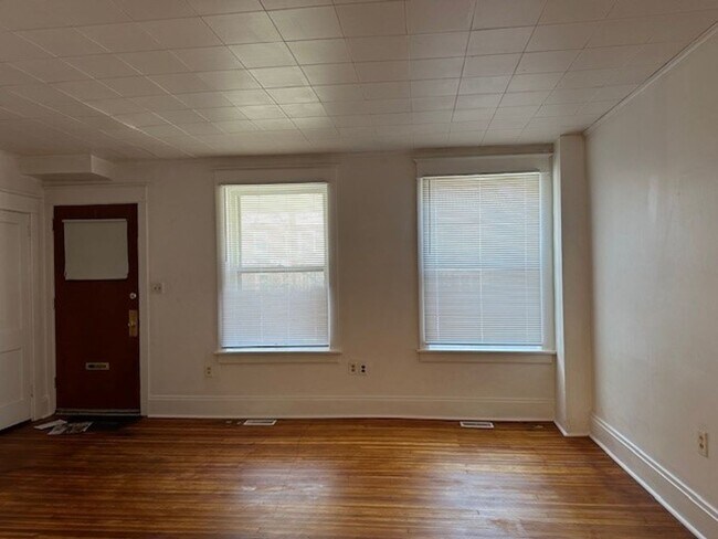 Building Photo - Welcome to this charming 2-bedroom plus bo...