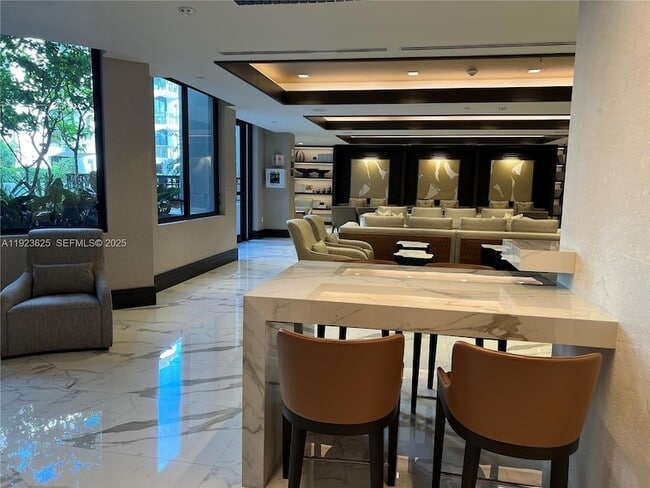 Foto del edificio - 301 Altara Ave