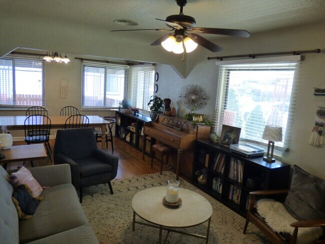 Foto del edificio - $0 DEPOSIT OPTION! Beautifully Upgraded 3-...