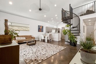 Building Photo - 2715 Zaragosa St