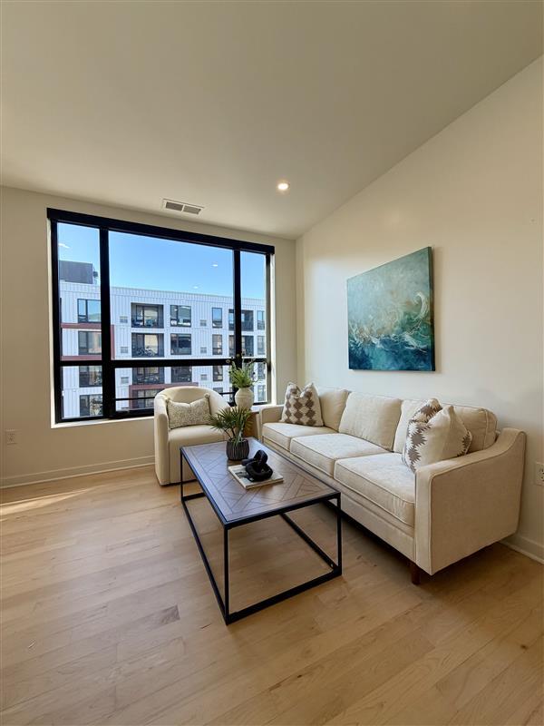 Foto del edificio - 3104 W Lake St