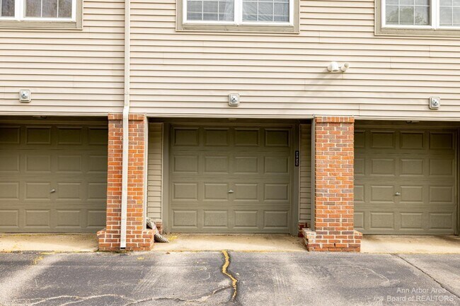 Building Photo - 2920 Barclay Way