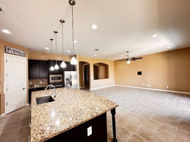 Building Photo - 4 Bedroom + den energy efficient Hamilton High
