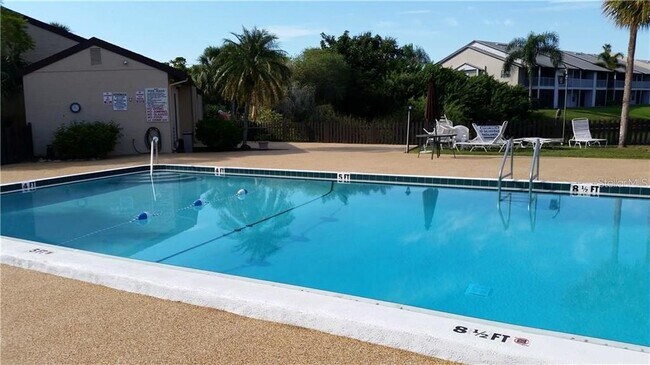 Foto del edificio - 2745 Hidden Lake Blvd